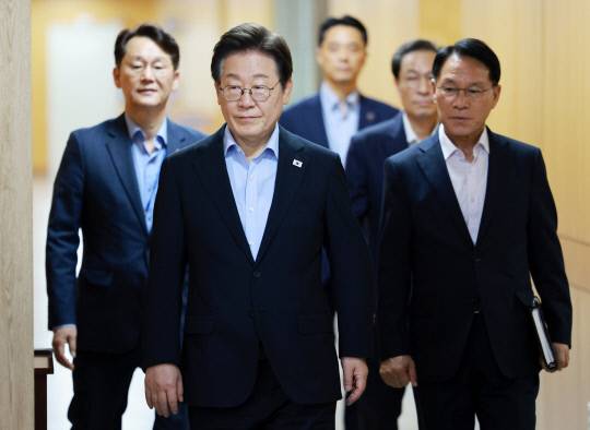 이재명 대통령이 지난 31일 서울 용산 대통령실 청사에서 열린 6차  수석·보좌관 회의에 입장하고 있다. 연합뉴스