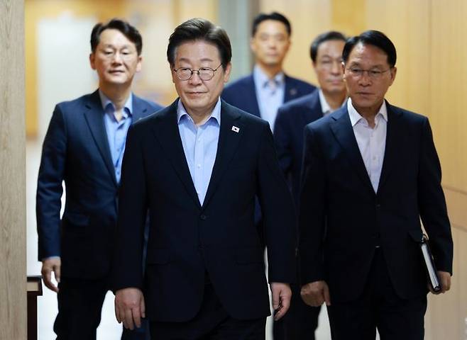 이재명 대통령이 31일 서울 용산 대통령실 청사에서 열린 수석·보좌관회의에 입장하고 있다. ⓒ뉴시스