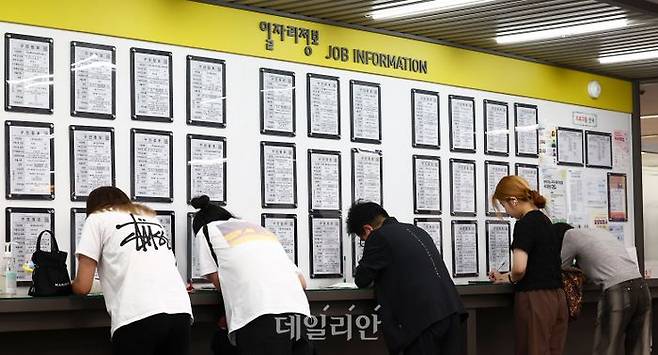 서울 마포구 서부고용복지플러스센터 일자리정보 게시판에서 구직자들이 이력서를 작성하고 있다. ⓒ뉴시스