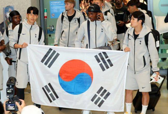 토트넘 홋스퍼 손흥민(왼쪽)과 양민혁이 1일 오후 인천국제공항 제1터미널을 통해 입국해 팬들에게 인사를 하고 있다. ⓒ 뉴시스
