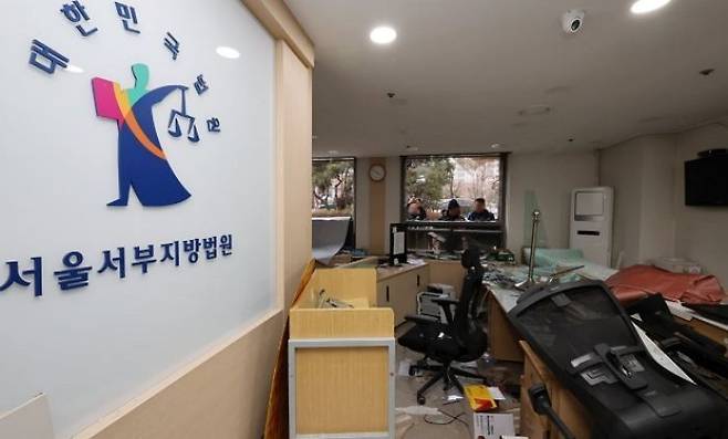 윤석열 대통령이 내란 우두머리 혐의로 구속되자 일부 지지자들이 서울서부지방법원 내부로 난입해 폭력사태를 일으킨 지난 1월19일 오전 서부지법 외벽과 창문 등 시설물이 파손돼 있다. ⓒ연합뉴스