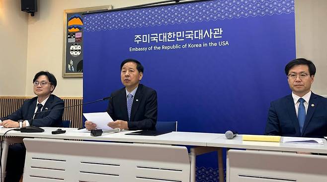 30일(현지 시간) 미국 워싱턴 주미한국대사관에서 구윤철 경제부총리 겸 기획재정부 장관(가운데)이 김정관 산업통상자원부 장관(왼쪽), 여한구 산업부 통상교섭본부장(오른쪽)과 함께 한미 통상협의 결과를 설명하고 있다. 뉴시스