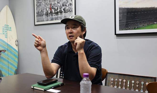 지난달 24일 서울 강남구 신사동 왁티 사무실에서 강정훈 대표가 대표 브랜드 ‘골스튜디오’의 하반기 주요 사업 전략을 설명하고 있다. 왁티 제공