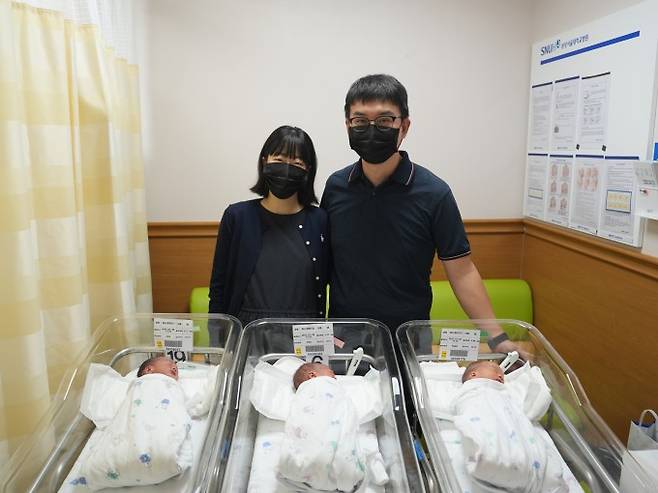 하나정 씨와 세쌍둥이가 출산 3일만에 퇴원을 하며 기념사진을 촬영하고 있다. 분당서울대병원 제공