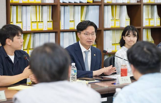구혁채 과학기술정보통신부 1차관이 서울 동대문구 경희대에서 이공계 청년 연구자들과 간담회를 진행하고 있다. 과학기술정보통신부 제공.