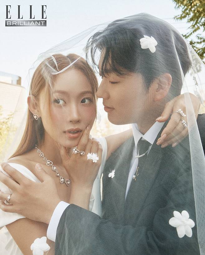 젤라비 드레스는 GANISONG. 베일은 SUNROOM. 재필 재킷은 KITON. 셔츠는 모델 소장품. 넥타이는 에디터 소장품.