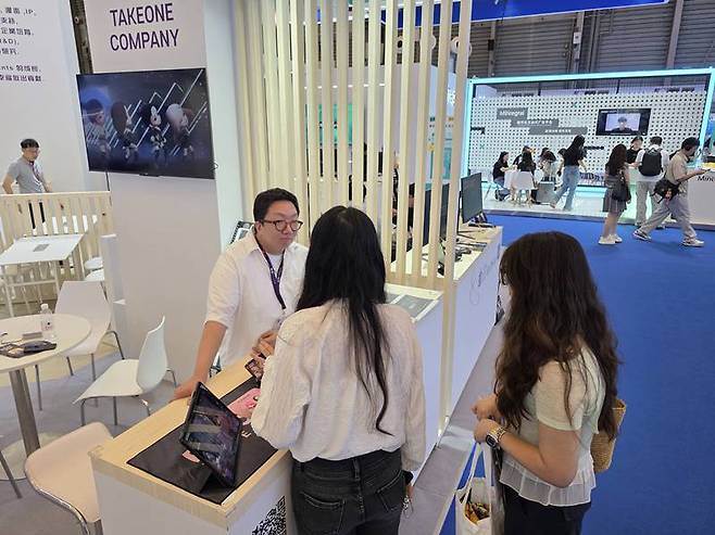 관람객이 게임에 대해 문의하고 있다.