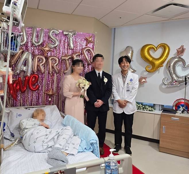 지난봄 호스피스·완화의료팀의 돌봄을 받는 60대 후반 남성 위암 환자가 임종 전날 병실에서 둘째 딸의 약식 결혼식을 함께했다. 사진 공개는 유족의 허락을 받았다. 필자 제공
