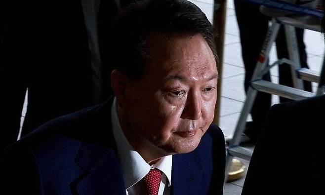 윤석열 전 대통령이 지난달 5일 오전 서울 서초동 서울고검에 마련된 내란 특검에 피의자 신분으로 출석하고 있다. 공동취재사진