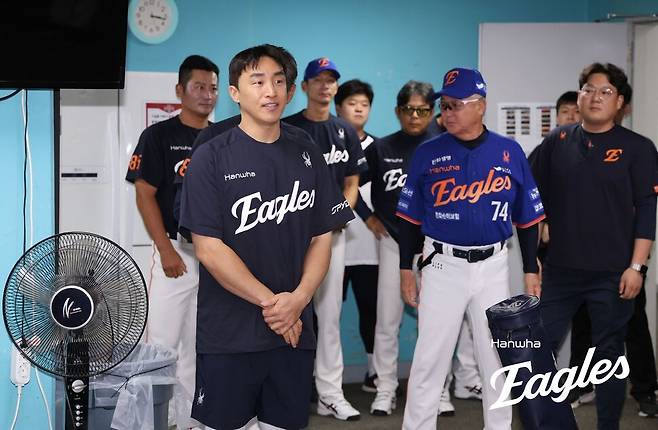 한화 이글스로 적을 옮긴 손아섭이 1일 광주 기아챔피언스필드에서 기아 타이거즈와 경기가 열리기 전 선수단에 인사하고 있다. 한화 이글스 제공