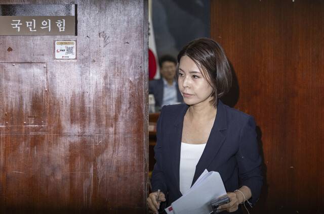국민의힘 당 대표 및 최고위원 선출 선거관리위원회 함인경 대변인이 1일 국회에서 당 선관위 회의를 마친 뒤 예비 경선 진출자를 발표하기 위해 이동하고 있다. 연합뉴스