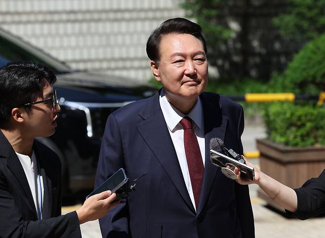 지난 6월23일 윤석열 전 대통령이 서울중앙지법에서 열린 내란 우두머리 혐의, 직권남용 권리행사 방해 혐의 사건 8차 공판에 출석하고 있다. 공동취재사진
