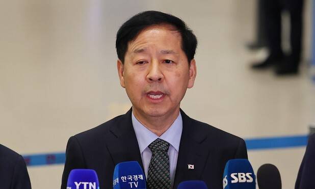 미국과의 무역협상을 마친 구윤철 경제부총리가 1일 인천국제공항 제2여객터미널을 통해 귀국해 취재진 질문에 답하고 있다. 왼쪽부터 김정관 산업통상자원부 장관, 구 부총리, 여한구 통상교섭본부장. 연합뉴스