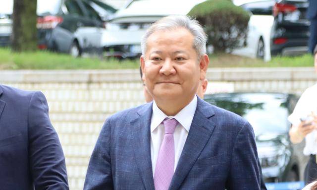 이상민 전 행정안전부 장관이 31일 서울 서초구 서울중앙지법에서 열린 구속 전 피의자 심문(영장실질심사)에 출석하고 있다. 이 전 장관은 12·3 비상계엄 당시 언론사 단전·단수를 지시한 의혹을 받고 있다. 뉴스1