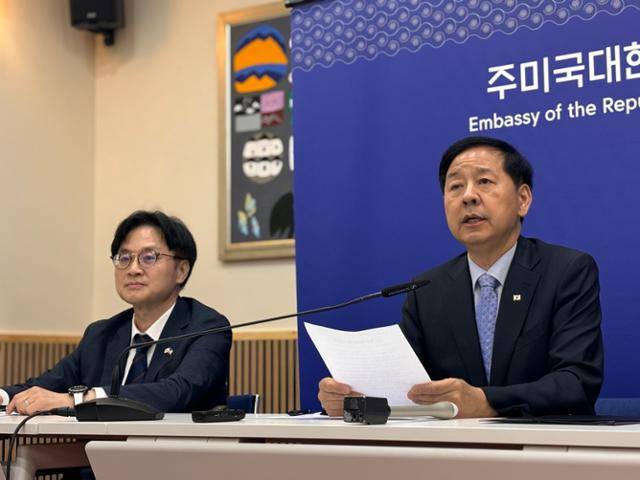 한국 정부 대미 무역 협상단을 이끈 구윤철(오른쪽) 부총리 겸 기획재정부 장관이 30일 미국 워싱턴 주미대사관에서 이날 타결된 한미 무역 협상 결과에 대해 브리핑하고 있다. 왼쪽은 김정관 산업통상자원부 장관. 워싱턴=권경성 특파원