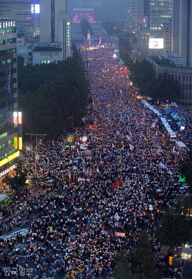 6.10항쟁 21주기인 2008년 6월 10일 저녁 광우병 쇠고기 수입을 반대하는 100만인 촛불시위에 참가한 시민들이 서울 광화문 네거리에서 시청 앞 까지 태평로 전체를 가득 메운 채 쇠고기 재협상을 촉구하고 있다. 박서강기자