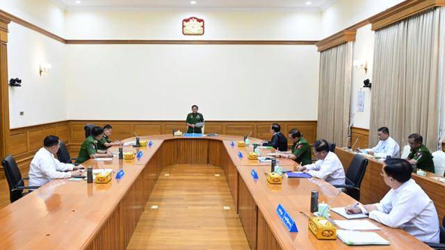 민 아웅 흘라잉(가운데) 미얀마 군 최고사령관이 지난달 31일 미얀마 수도 네피도에서 열린 안보 관련 회의에서 연설하고 있다. 미얀마 군사정보팀 제공