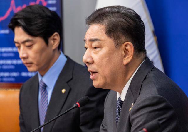 더불어민주당 김병기 당대표 직무대행 겸 원내대표가 1일 국회에서 열린 최고위원회의에서 발언하고 있다. 연합뉴스