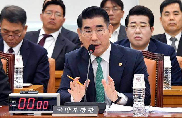 김용현 전 국방부 장관은 12·3 불법 비상계엄을 수사하는 조은석 특별검사팀에 의해 6월 추가 기소됐다. 사진은 앞서 구속된 김 전 장관이 지난해 11월 국회에서 열린 국방위 전체회의에 출석해 의원의 질의에 답하고 있는 모습. 고영권 기자