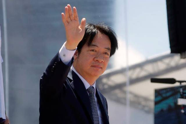 라이칭더 대만 총통이 6월 남부 가오슝항에서 열린 해상 대테러 훈련 후 지지자들에게 손을 흔들고 있다. 가오슝=AP 연합뉴스