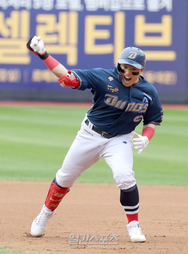 '2023 신한은행 SOL KBO 포스트시즌' NC 다이노스와 kt 위즈의 플레이오프 5차전 경기가 5일 오후 수원 kt위즈파크에서 열렸다. NC 손아섭이 5회 1타점 적시타를 날리고 기뻐하고 있다. 수원=정시종 기자 /2023.11.05.