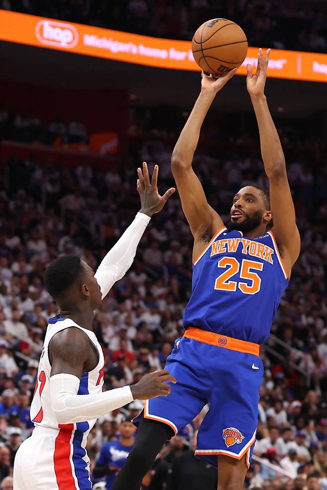 <yonhap photo-2964=""> DETROIT, MICHIGAN - APRIL 24: Mikal Bridges #25 of the New York Knicks shoots the ball during the fourth quarter against the Detroit Pistons in Game Three of the Eastern Conference First Round NBA Playoffs at Little Caesars Arena on April 24, 2025 in Detroit, Michigan. NOTE TO USER: User expressly acknowledges and agrees that, by downloading and or using this photograph, User is consenting to the terms and conditions of the Getty Images License Agreement. Gregory Shamus/Getty Images/AFP (Photo by Gregory Shamus / GETTY IMAGES NORTH AMERICA / Getty Images via AFP)/2025-04-25 10:31:13/ <저작권자 ⓒ 1980-2025 ㈜연합뉴스. 무단 전재 재배포 금지, AI 학습 및 활용 금지></yonhap>