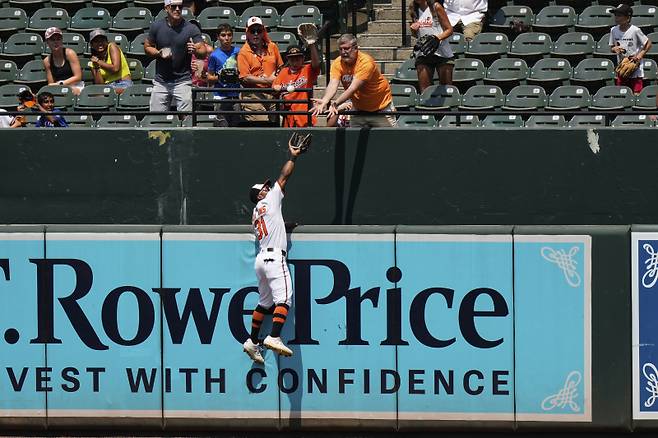 <yonhap photo-2101=""> Baltimore Orioles center fielder Cedric Mullins (31) catches a fly ball hit by Toronto Blue Jays' Ali Sanchez for the out during the sixth inning of a baseball game, Wednesday, July 30, 2025, in Baltimore. (AP Photo/Stephanie Scarbrough)/2025-07-31 05:39:26/ <저작권자 ⓒ 1980-2025 ㈜연합뉴스. 무단 전재 재배포 금지, AI 학습 및 활용 금지></yonhap>