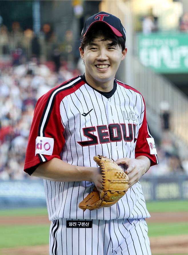 LG 임찬규가 지난 20일 서울 잠실야구장에서 열린 롯데 자이언츠전 5회 초 수비를 마치고 활짝 웃으며 마운드를 내려가고 있다. 잠실=김민규 기자 mgkim1@edaily.co.kr /2025.07.20/