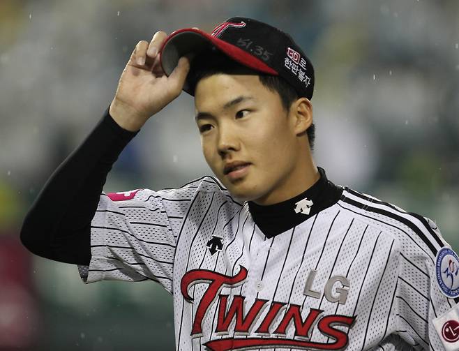 2011.05.31 잠실=이호형 기자 leemario@joongang.co.kr 31일 저녁 잠실구장서 롯데카드 프로야구 LG트윈스-KIA타이거즈 경기가 열렸다.LG 신인왕 후보 임찬규가 8회초 KIA 타선을 잘 틀어마고 환하게 웃고 있다.