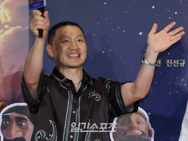 배우 양동근이 9일 오후 서울 강남구 메가박스 코엑스점에서 열린 영화 '킹 오브 킹스' VIP시사회에 참석해 팬들에게 인사하고 있다. 서병수 기자 qudtn@edaily.co.kr /2025.07.09/