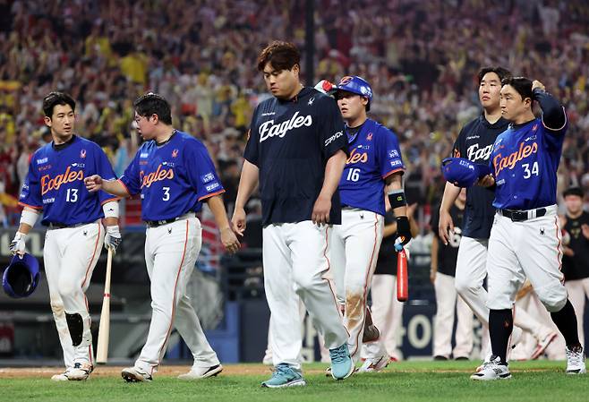 <yonhap photo-4578="">1일 광주기아챔피언스필드에서 열린 프로야구 한화 이글스와 KIA 타이거즈의 경기. 2-3으로 역전패한 한화 선수들이 관중에게 인사한 뒤 그라운드를 나서고 있다. 2025.8.1 [연합뉴스]</yonhap>