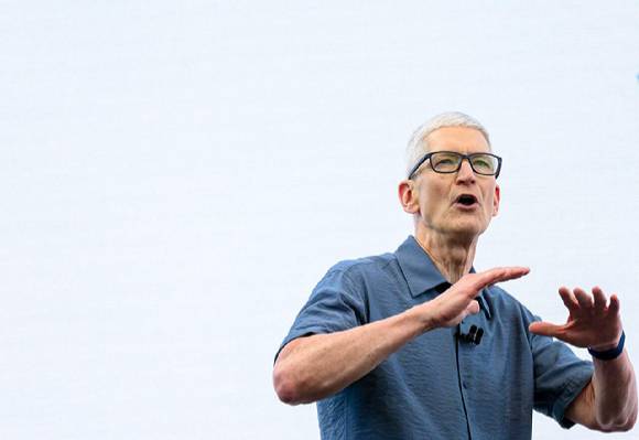 팀 쿡 애플 CEO가 지난 6월 캘리포니아 쿠퍼티노에 위치한 애플 본사 애플 파크에서 열린 연례 애플 '세계 개발자 컨퍼런스'(WWDC)에서 연설하고 있다. [사진=연합뉴스]