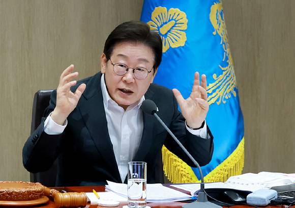 이재명 대통령이 지난달 29일 서울 용산 대통령실 청사에서 열린 국무회의에서 중대재해 근절대책 토론을 하고 있다.  [사진=연합뉴스]