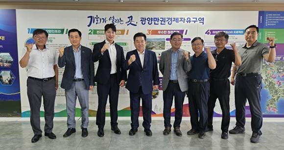 1일 광양만권경제자유구역청에서 광양경자청 관계자들과 일본 리베라웨어 관계자들이 파이팅을 하고 있다.  [사진=광양경자청]