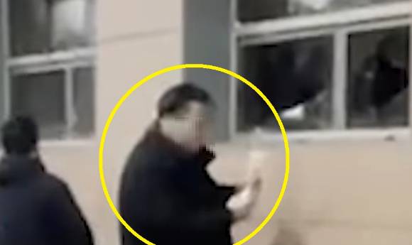 투블럭을 한 남성이 법원 안으로 불붙인 종이를 던져 불을 지르려 한 장면이 영상에 포착됐다. [사진=MBC 뉴스 캡쳐]