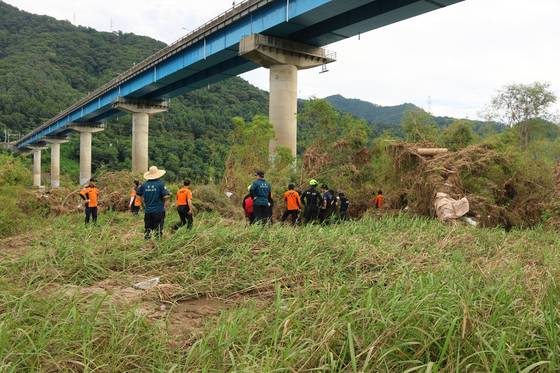 31일 오후 4시45분쯤 경기도 가평군 신청평대교 인근에서 경찰과 소방당국 등이 폭우 피해 실종자로 추정되는 신원 불상의 여신 시신을 발견했다. 사진 경기도북부소방재난본부
