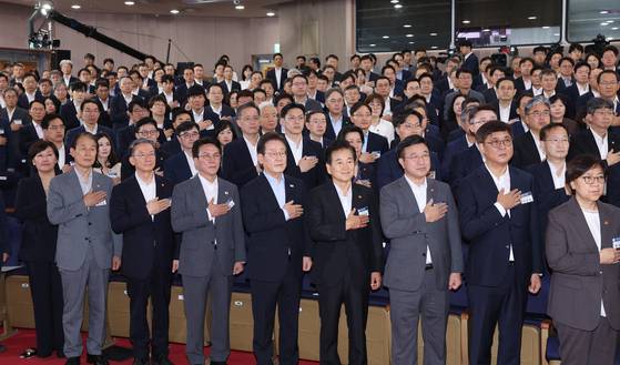 이재명 대통령이 31일 서울 종로구 정부서울청사에서 열린 ‘국민 주권시대, 공직자의 길’ 고위공직자 워크숍에서 국민의례를 하고 있다. 이 대통령은 한·미 상호관세 협상 과정에서 공개적인 메시지를 자제했던 것에 대해 “협상에 악영향을 줄까 봐 입을 다물고 있었다”고 밝혔다. [사진 대통령실사진기자단]