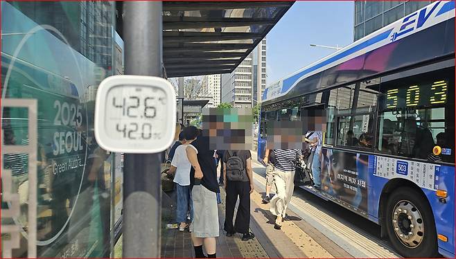 지난달 28일 오후 2시 50분께 서울 영등포역 중앙버스차로 정류장의 온도가 42.6도까지 치솟았다. 사진 그린코리아포럼