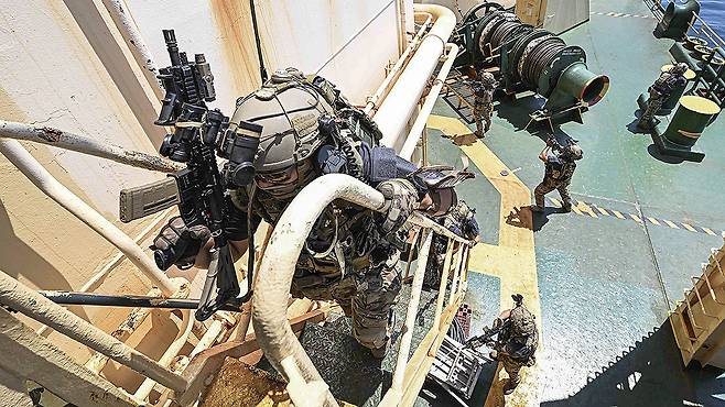 검문검색대 대원들이 피랍 상선으로 가정한 선박 내부를 수색하며 해적진압작전을 하고 있다. 사진 해군