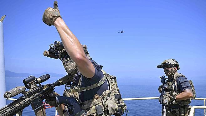 검문검색대 대원들이 피랍 상선으로 가정한 선박 내부를 수색하며 해적진압작전을 하고 있다. 사진 해군