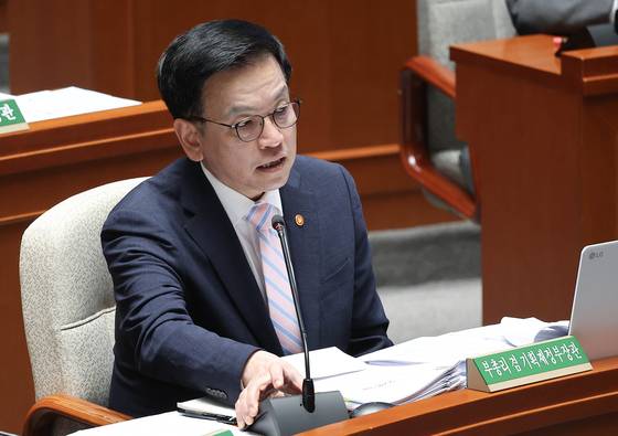 최상목 전 경제부총리 겸 기획재정부 장관이 지난 4월 29일 국회에서 열린 예산결산특별위원회의에서 의원들 질의에 답하는 모습. 임현동 기자