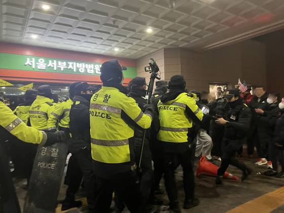 지난 1월 19일 새벽 서울 서부지법에 윤석열 전 대통령 지지자들이 진입해 난동을 부리자 경찰이 이를 진압하고 있다. 뉴스1