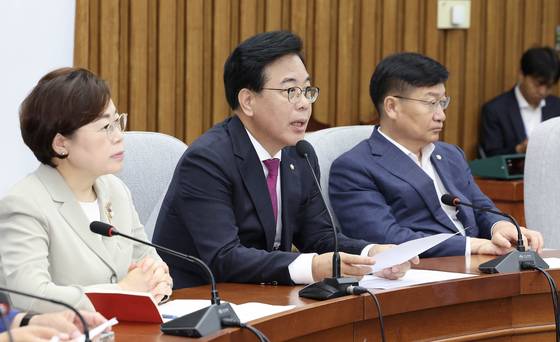 송언석 국민의힘 비상대책위원장 겸 원내대표(가운데) 가 1일 국회에서 열린 원내대책회의에서 모두발언을 하고 있다. 임현동 기자/20250801