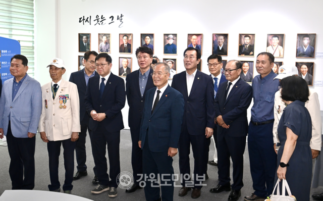 ▲ 강원 출신 독립유공자들의 흑백사진을 인공지능(AI) 기술로 복원해 웃는 얼굴을 전시하는 사진전 ‘다시 웃는 그 날’ 개막식이 1일 강원광복기념관에서 정백규 서부보훈지청장과 김문덕 광복회 강원지부장, 신경호 도 교육감, 경민현 강원도민일보 사장, 김진호 춘천시의장 등 내빈과 관계자들이 참석한 가운데 열렸다. 방도겸 기자