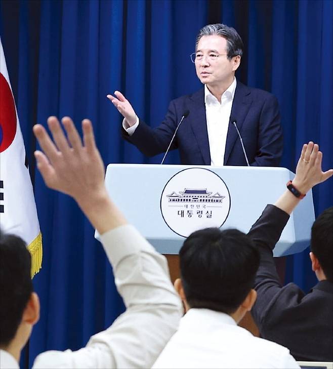 < 질의응답 받는 김용범 정책실장 > 김용범 대통령실 정책실장이 31일 한·미 관세협상이 타결된 직후 용산 대통령실에서 출입 기자들의 협상 관련 질문을 받고 있다.  /김범준 기자