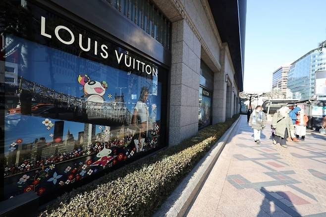 서울의 한 백화점 루이비통 매장 앞.  /사진=연합뉴스