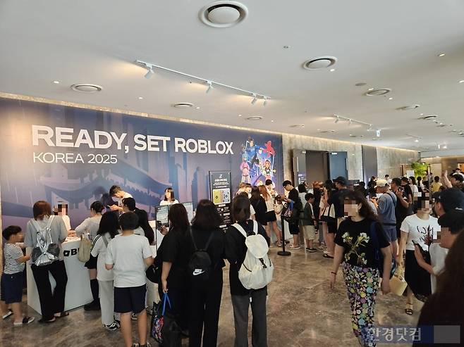 1일 오전 경기 성남시 판교 현대백화점에서 열린 로블록스 팝업스토어에서 가족 관람객들이 입장 대기줄을 서고 있다. 사진=박수빈 기자