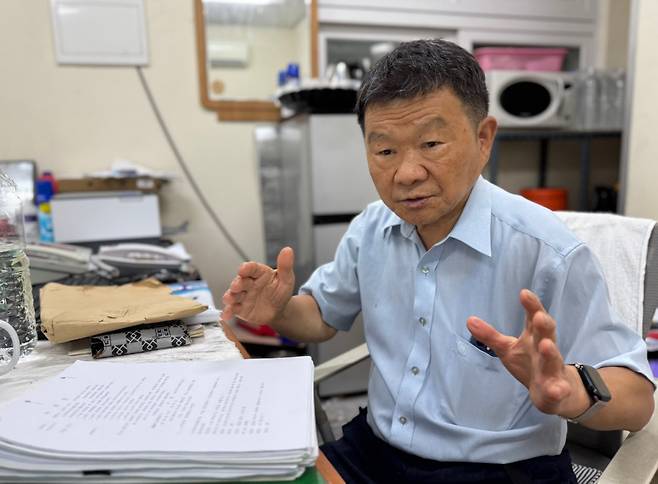 ‘대구 여대생 살인사건 피해자’ 유족인 정현조씨가 지난 28일 대구 한 아파트 관리실에서 경향신문과 인터뷰하고 있다. 백경열 기자