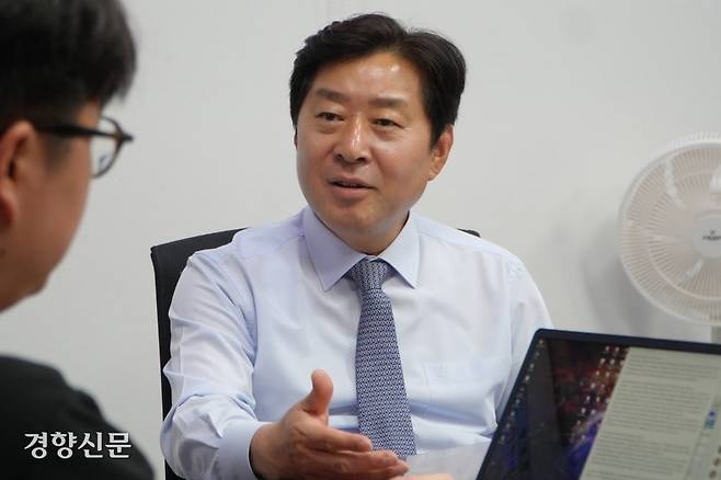 더불어민주당 최고위원 후보로 단독 출마한 황명선 의원이 31일 국회 의원회관에서 경향신문과 인터뷰하고 있다. 황명선 의원실 제공