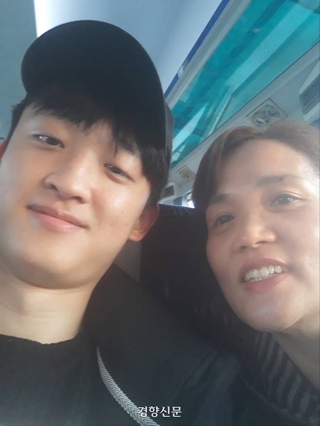 김용균씨(왼쪽)와 김미숙씨(오른쪽)가 웃으며 사진을 찍고 있다. 김미숙씨 제공
